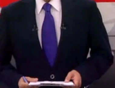 Ούτε τουαλέτα δεν τον άφησαν να πάει - Δείτε ποιον γνωστό δημοσιογράφο άρπαξαν για φωτογραφία!